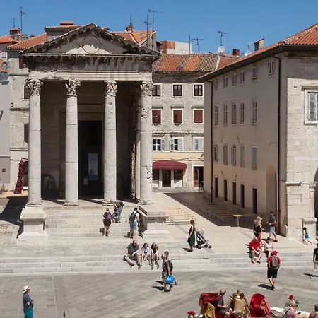 Augustus Forum View * Пула